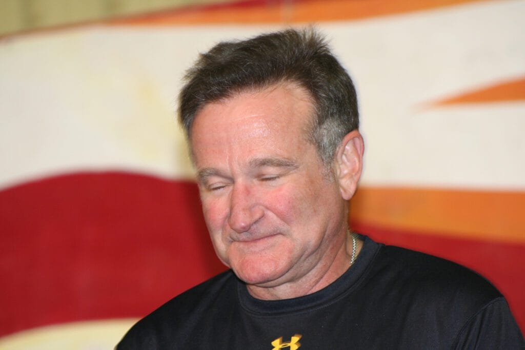 Recordar a Robin Williams: la sonrisa como poesía robin williams with troops in iraq