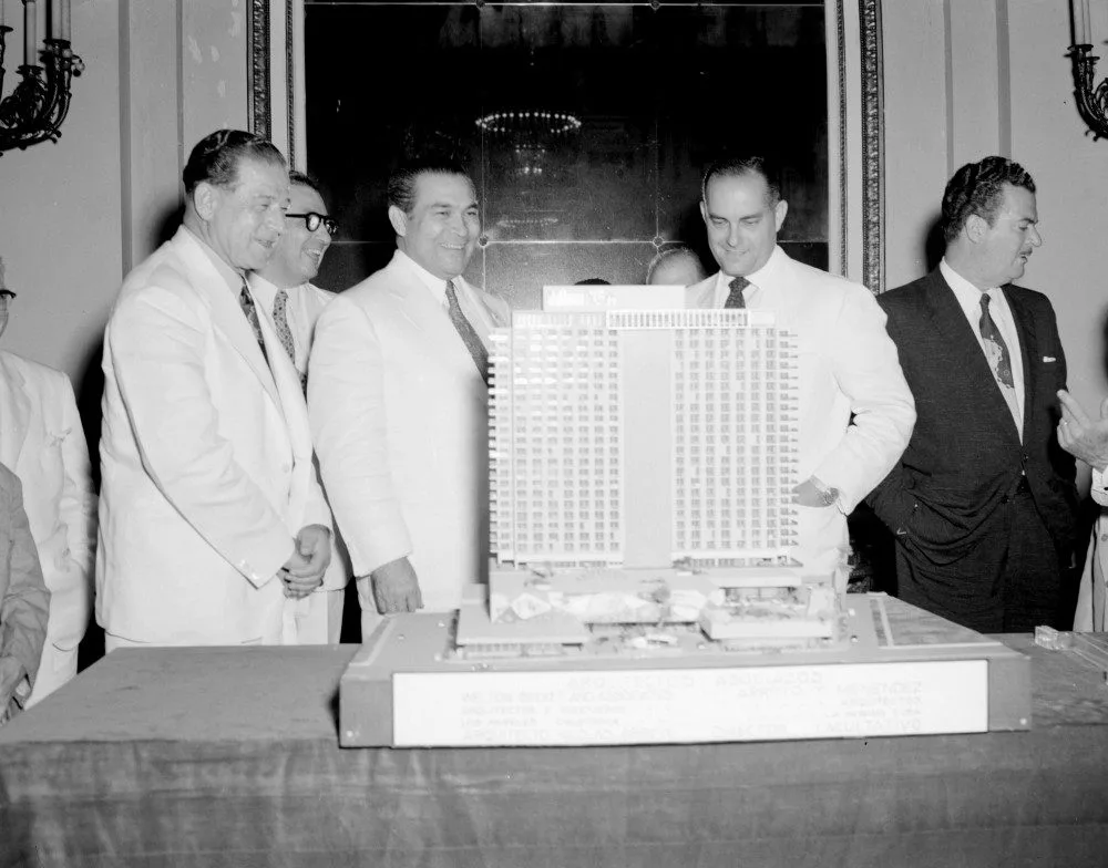 hotel tryp habana libre fulgencio batista frente a la maqueta del hotel “habana hilton”