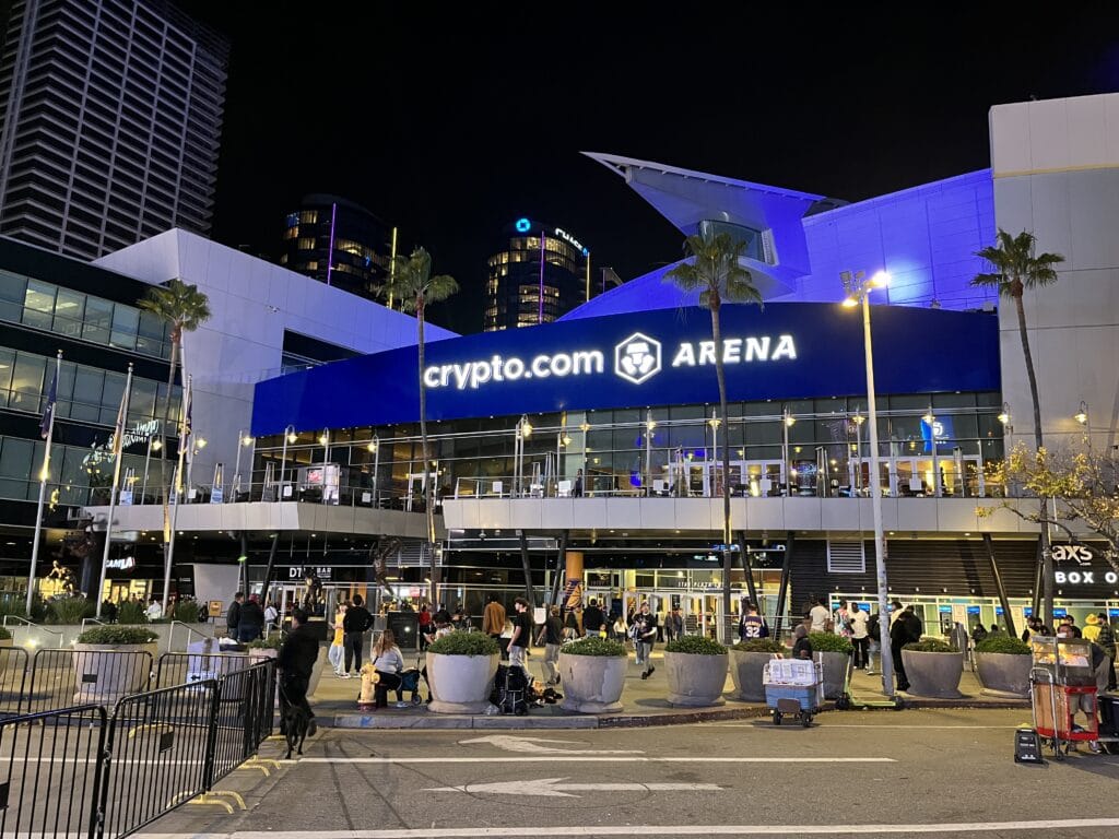 Los Lakers: 10 000 millones, una ciudad y un mito crypto.com arena star plaza entrance Lakers