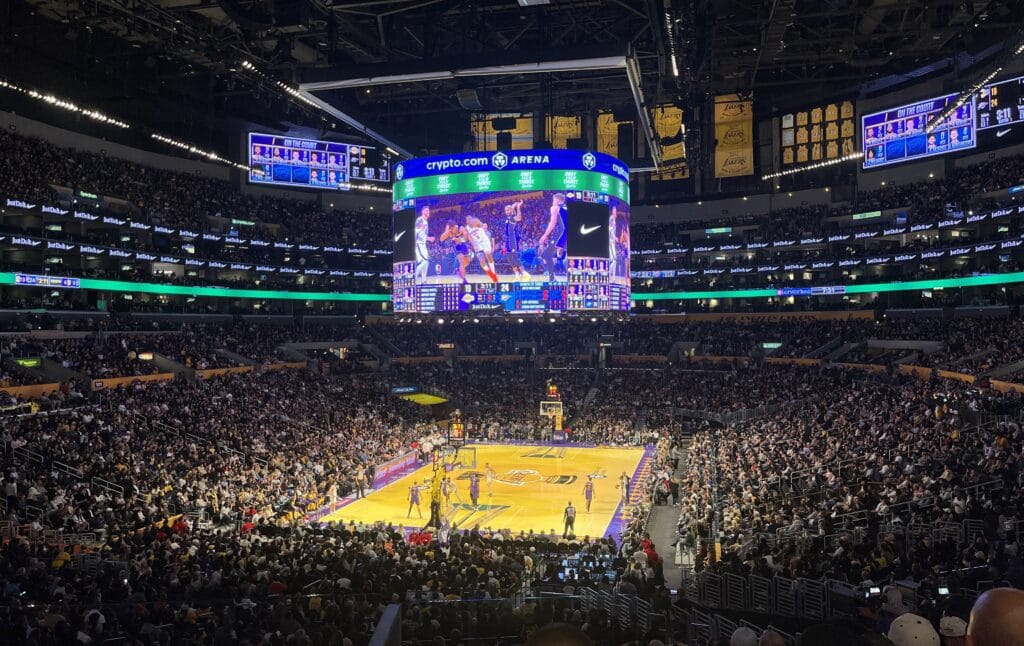 Los Lakers: 10 000 millones, una ciudad y un mito Lakers crypto.com arena interior 2024