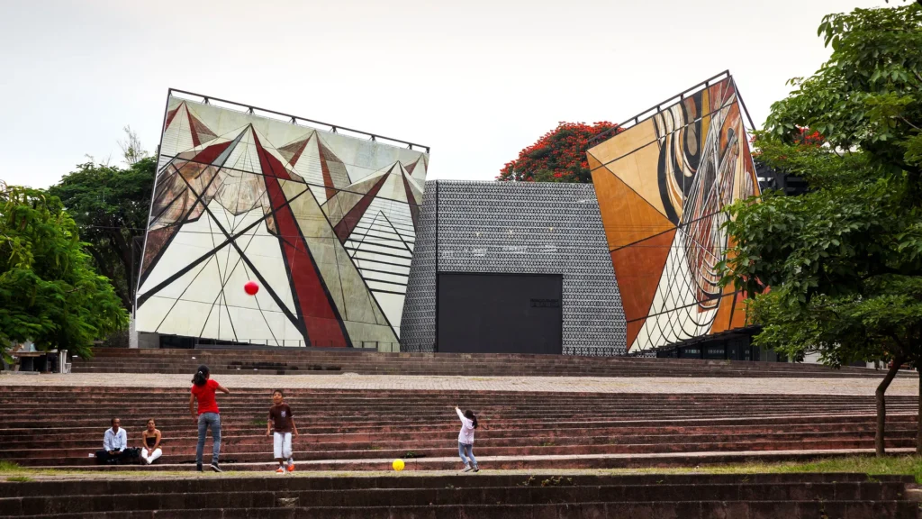 Arquitectura latinoamericana contemporánea: 5 ejemplos de una condición compartida Arquitectura latinoamericana contemporánea Frida Escobedo