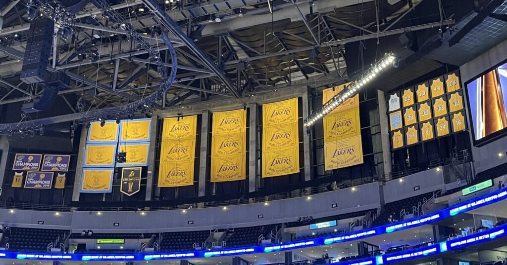 Los Lakers: 10 000 millones, una ciudad y un mito lakers banners & retired jerseys 2024