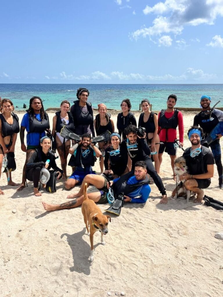 Maniweros: expedición de sonrisas dentro de una Cuba triste Maniweros