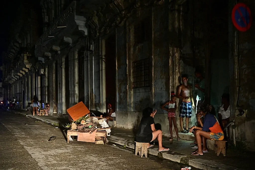 La crisis eléctrica pone a Cuba en el extremo humanitario Vida nocturna en una calle desierta. crisis eléctrica en Cuba.