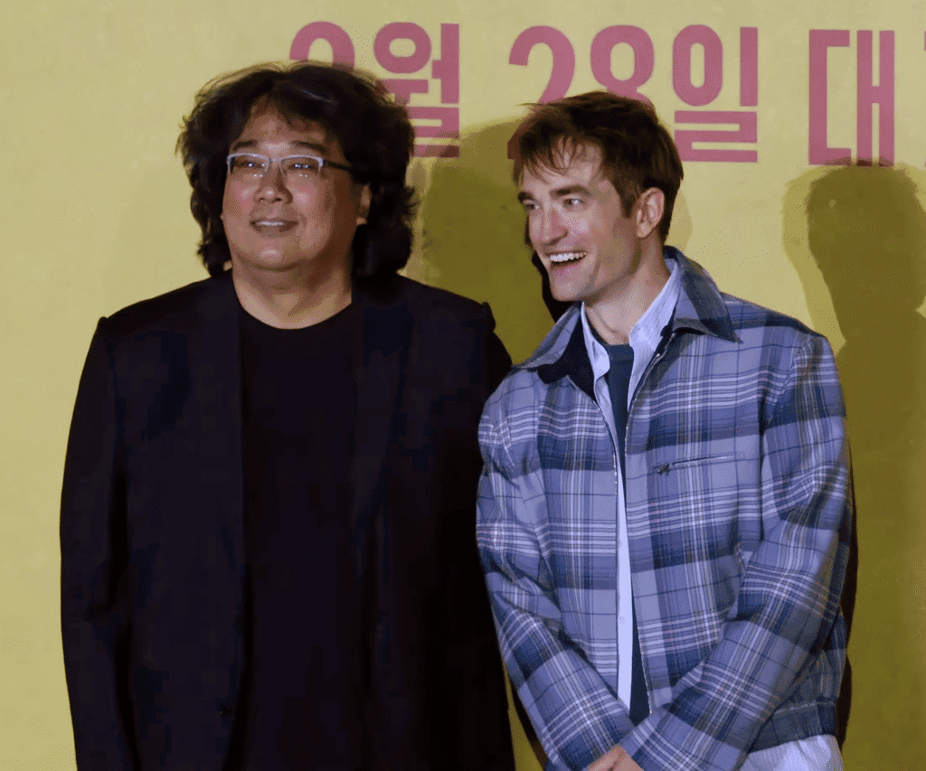 Las 5 mejores películas en 2025: Resistencia de la materia bong joon ho and robert pattinson in south korea for mickey 17