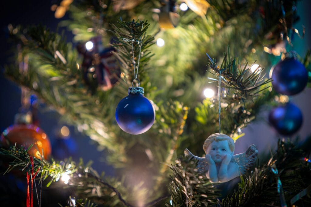 Navidad: 7 prácticas para superar la depresión en esta época navidad angelito en árbol