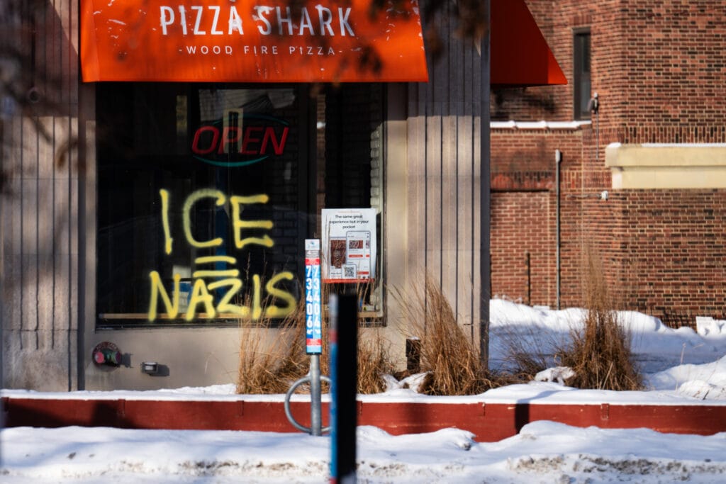 Minneapolis y el experimento de fascismo constitucional ice equals nazi graffiti in minneapolis storefront