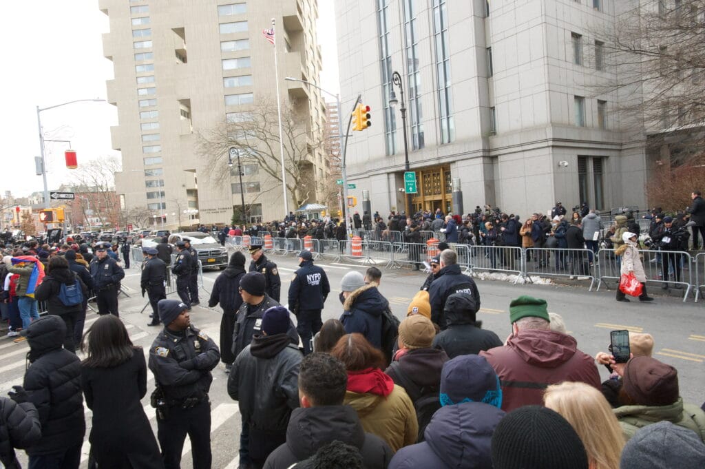 outside nicolás maduro