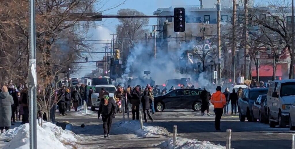 Minneapolis y el experimento de fascismo constitucional photo during pretti protests two to three hours after shooting in minneapolis
