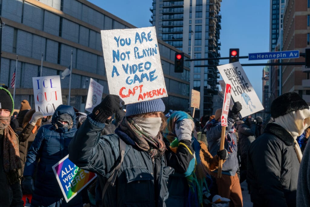 Minneapolis y el experimento de fascismo constitucional protesters march at the ice out of mn march in minneapolis, minnesota