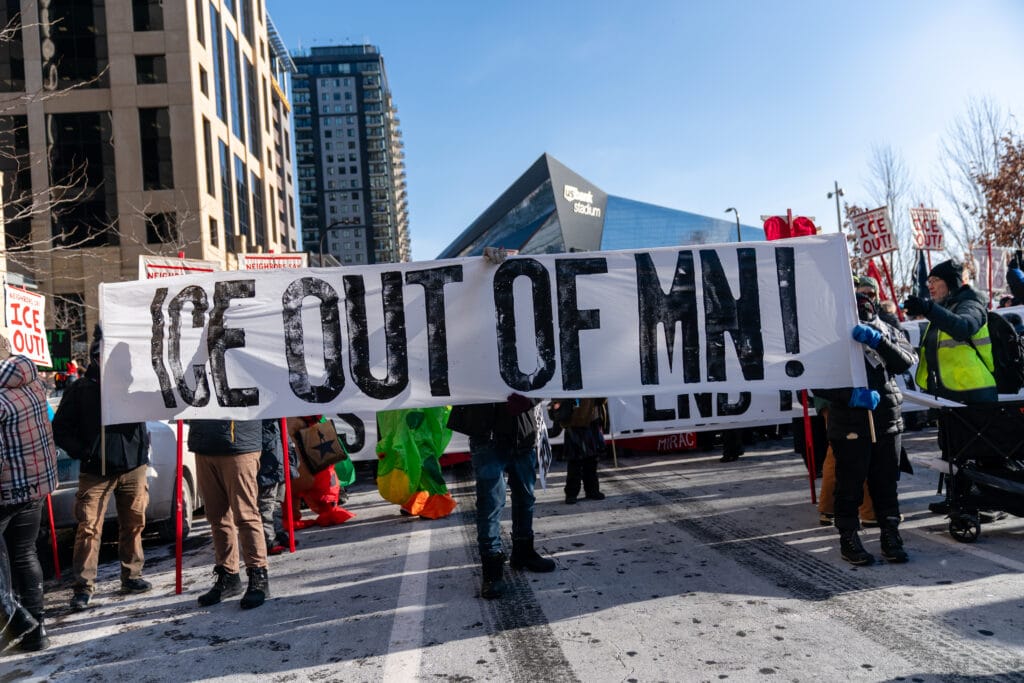 Minneapolis y el experimento de fascismo constitucional protesters prepare to march at the ice out of mn march in minneapolis, minnesota