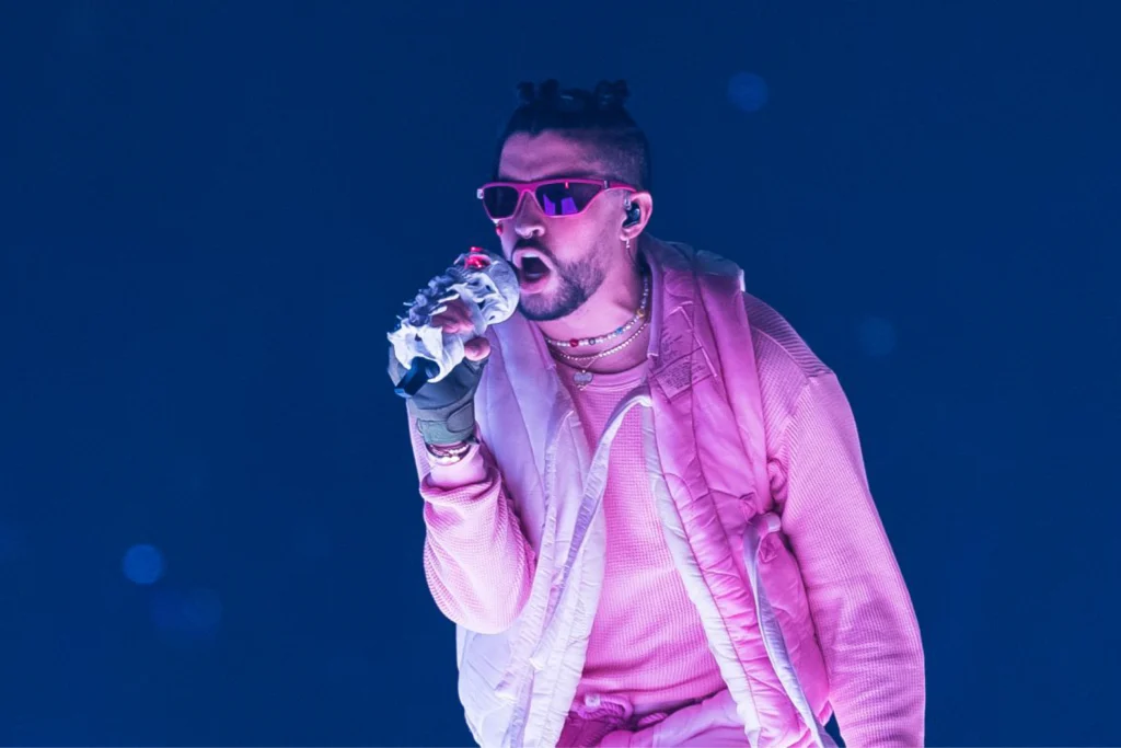 Bad Bunny y el Super Bowl 60: todos los fenómenos en un escenario bad bunny cantando