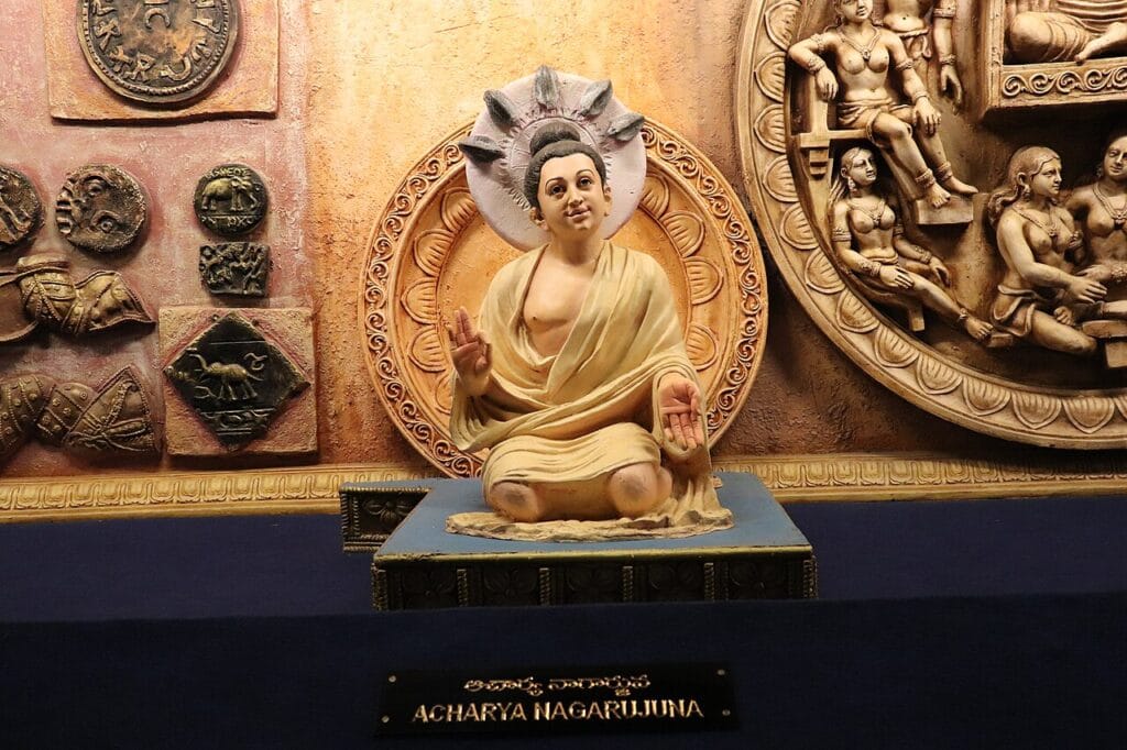 El valor del tiempo bajo 7 pensadores claves miniature statue of acharya nagarjuna displayed at telugu museum