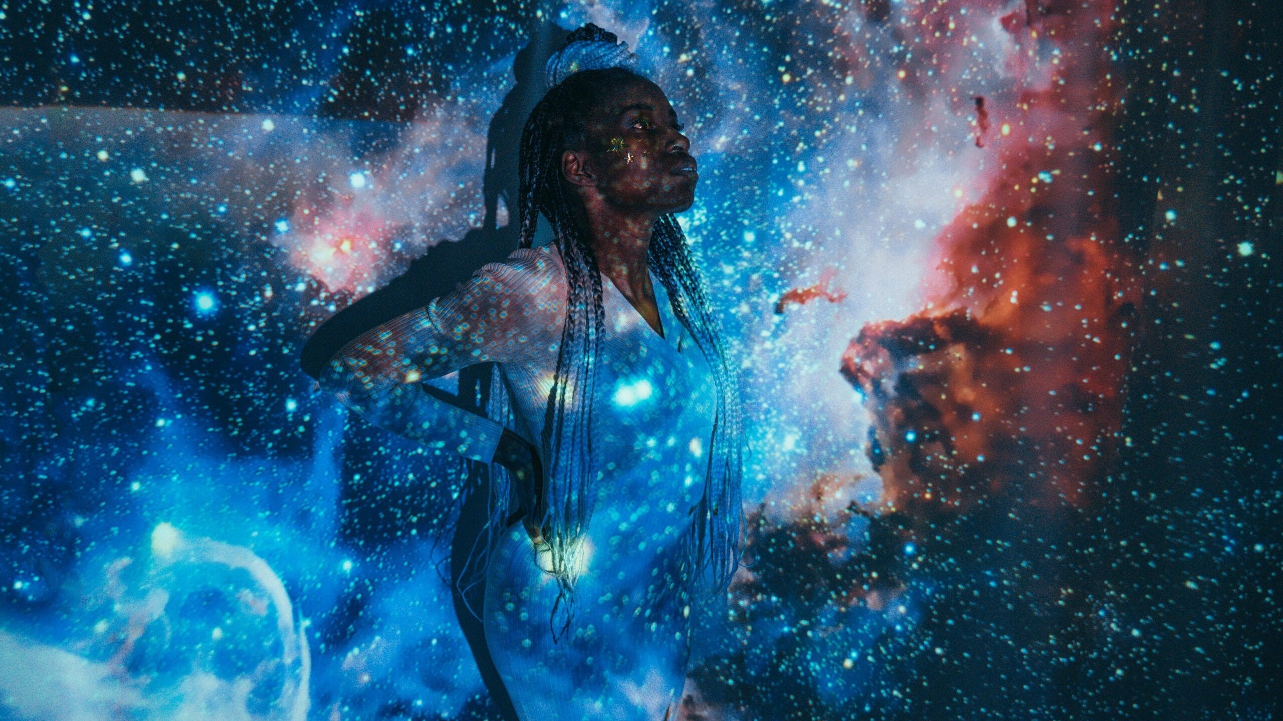 La mujer más allá de la consigna: entre la belleza y la memoria la mujer como universo