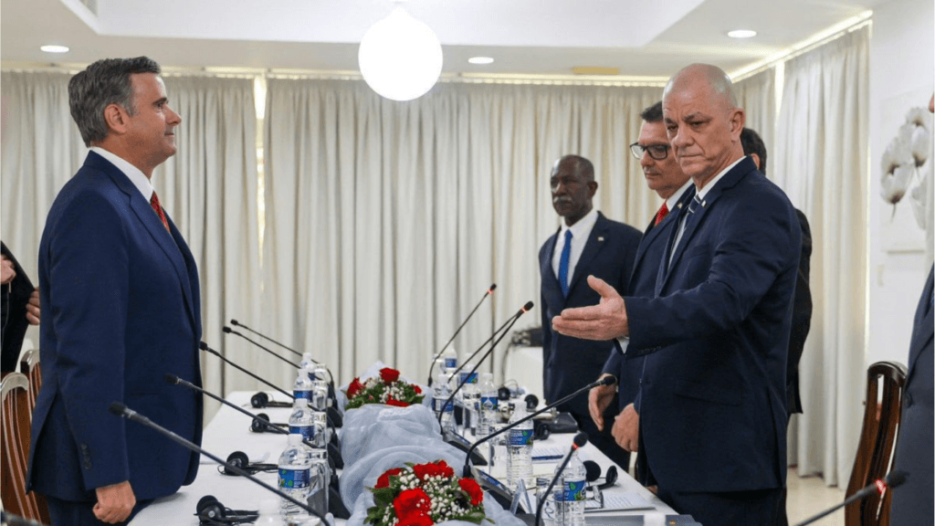 Ratcliffe frente a funcionarios cubanos de seguridad del minint