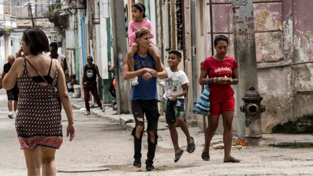 Nuevas leyes de migración en Cuba: la doble puerta crisis social en cuba