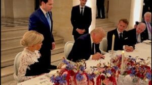 Inicio Trump firma el acuerdo con Irán en Versalles