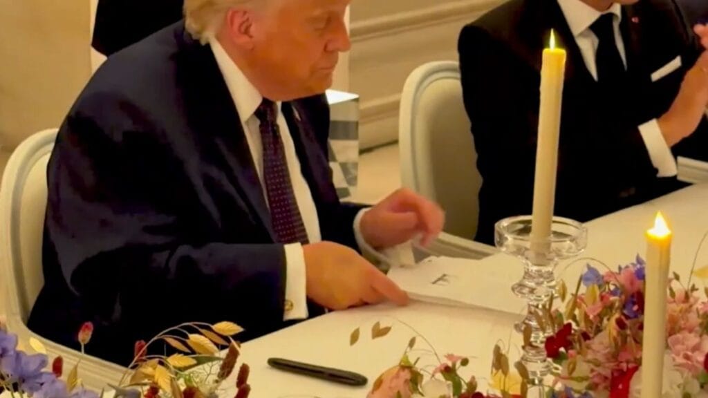 Trump firma el acuerdo con Irán en Versalles Trump firma el acuerdo con Irán en Versalles