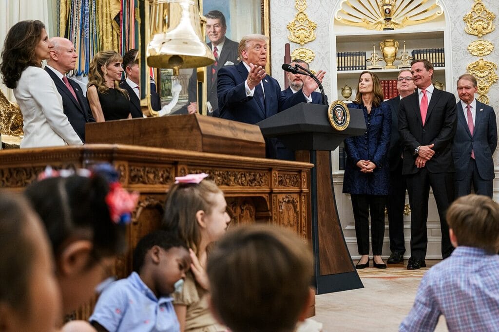 Estados Unidos reanuda la guerra con Irán President Donald J. Trump delivers remarks after ringing the opening bell for the New York Stock Exchange and the Nasdaq during