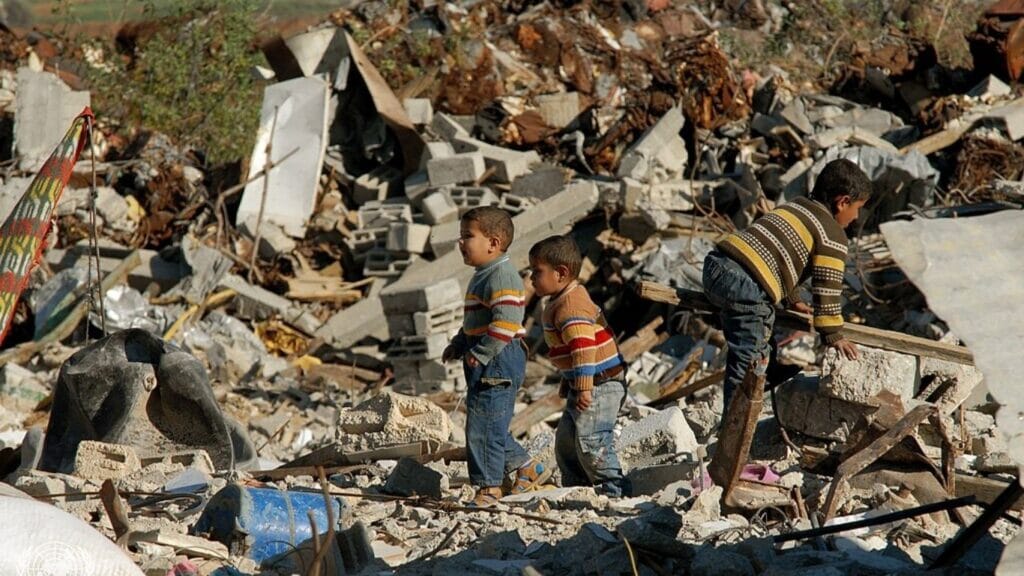 Hamás se desmantela en Gaza: tecnócratas sobre ruinas Boys salvaging a destroyed building in the Gaza Strip, 2009.